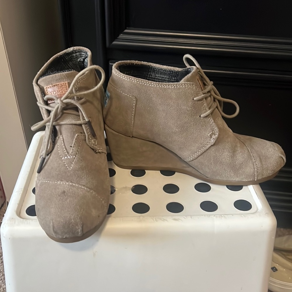 Toms tab suede booties. 8